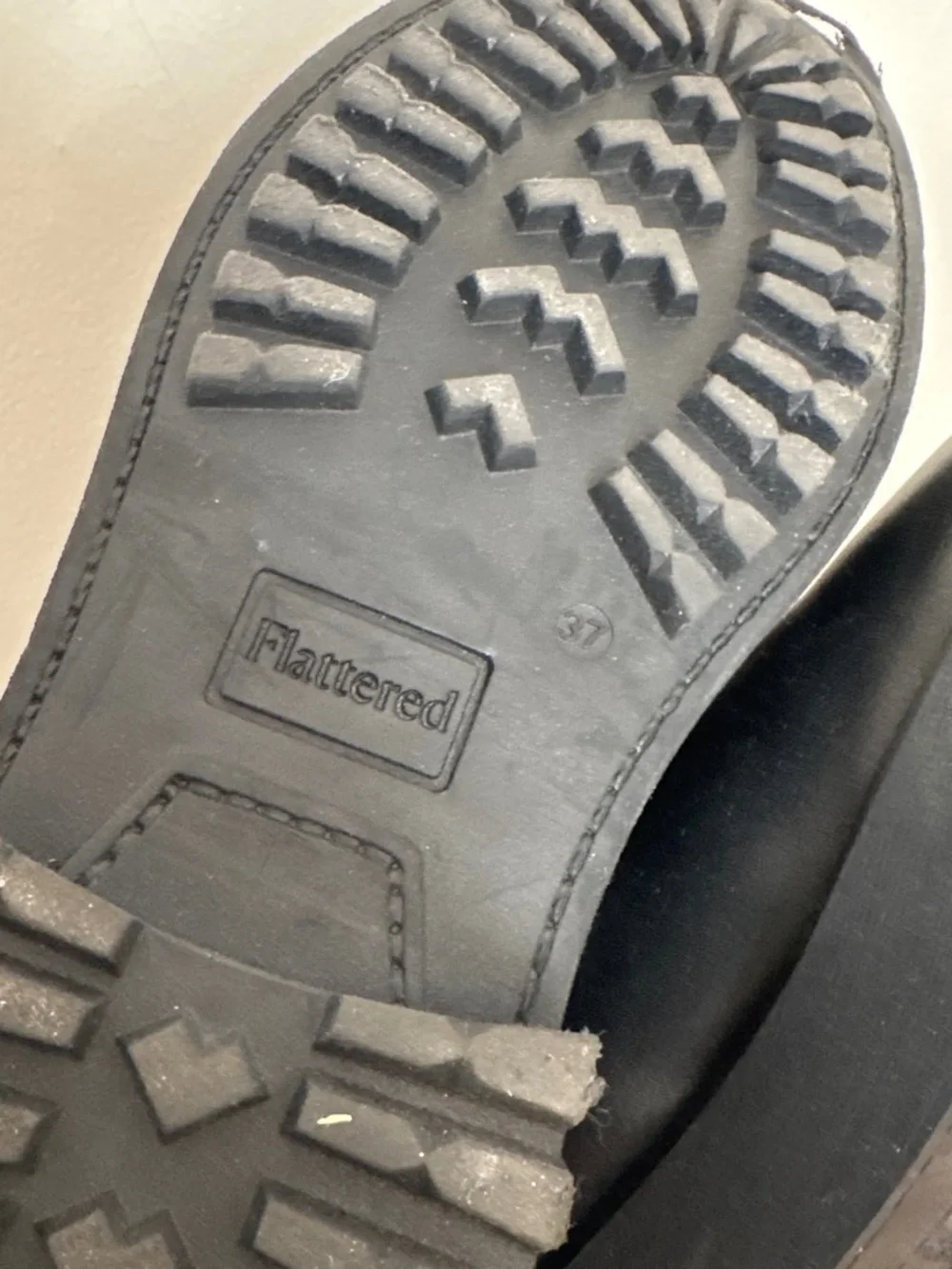 Flattered zip leather boots